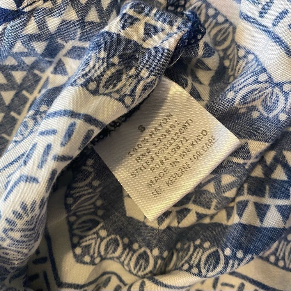 Pink rose, small geometric blue/white shirt sleeve - Picture 6 of 8